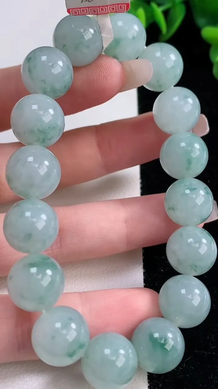 天然A货翡翠飘花圆珠手串，尺寸12.6-16颗，重量:56.31g12月25日
工厂直销收藏佳品,种好水足，色泽均匀，有种有色，上手高大气！
