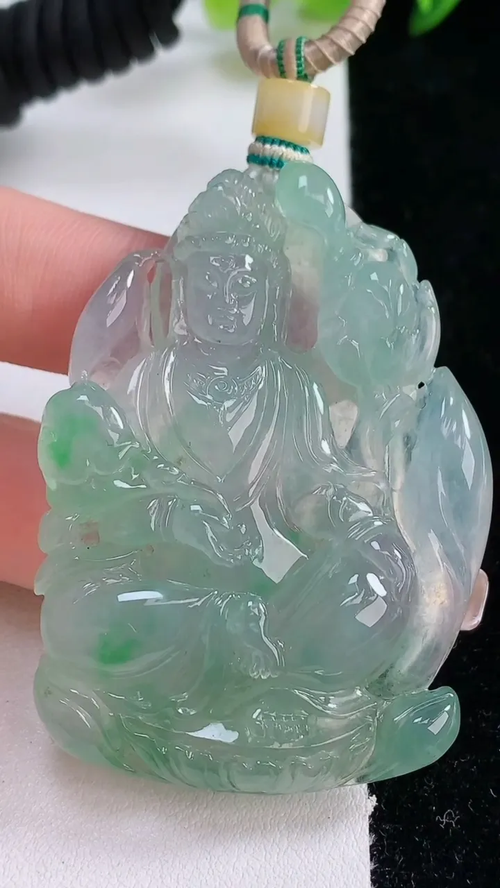 天然A货翡翠大势至菩萨吊坠，尺寸58-40.7-7.2，重量:41.52g
12月25日