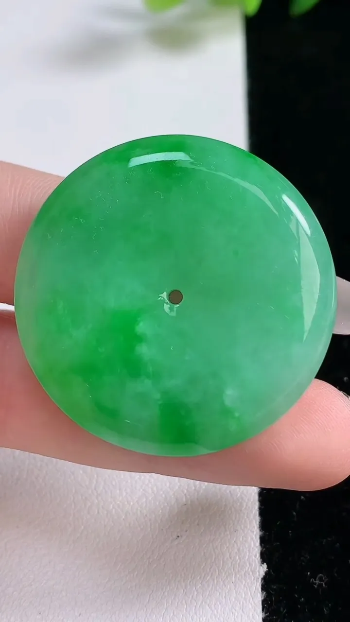 天然A货翡翠平安扣吊坠，尺寸36-6，重量:16.62g
12月25日