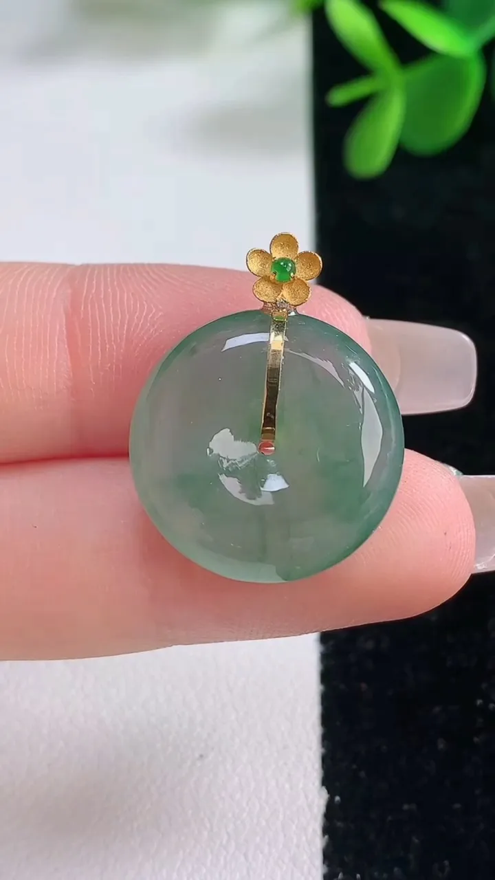 天然A货翡翠平安扣吊坠，尺寸19.6-5.7，重量:5.46g
12月25日