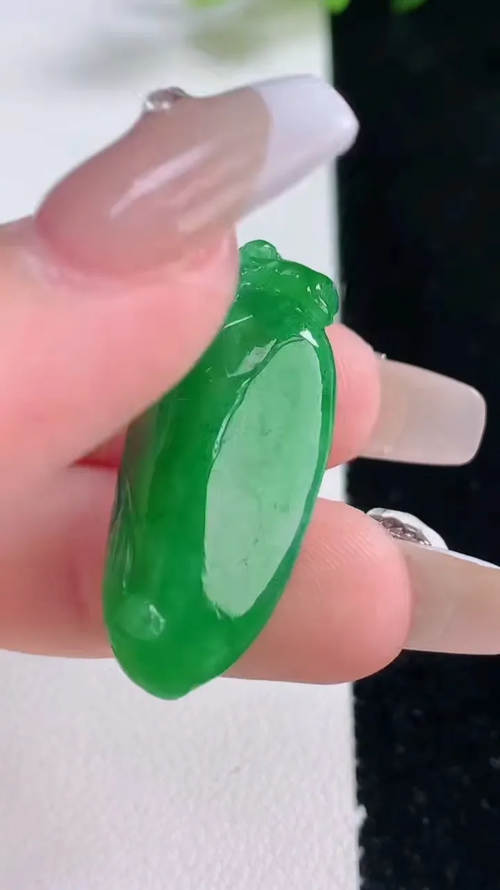 天然A货翡翠福瓜吊坠，尺寸31.7-15-9.7，重量:7.50g
12月25日