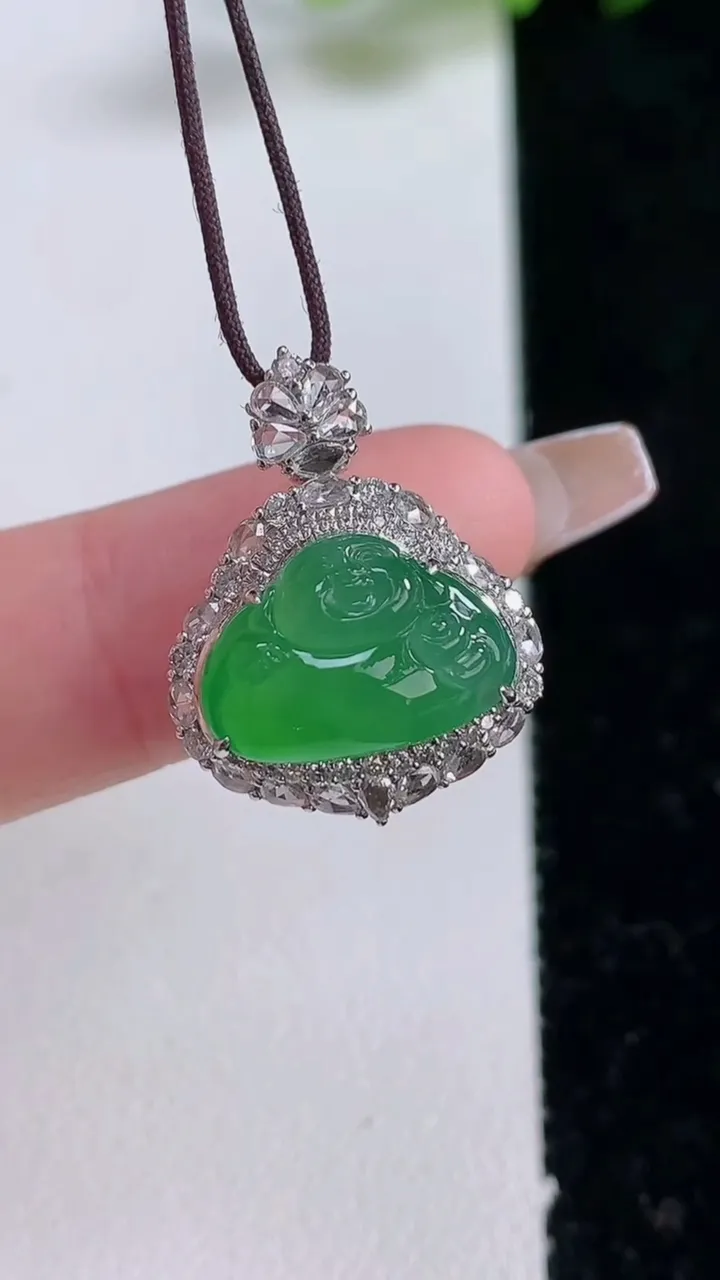 天然A货翡翠佛公吊坠，尺寸21.7-17-10.3，裸石9.6-13.8重量:4.15g
12月25日