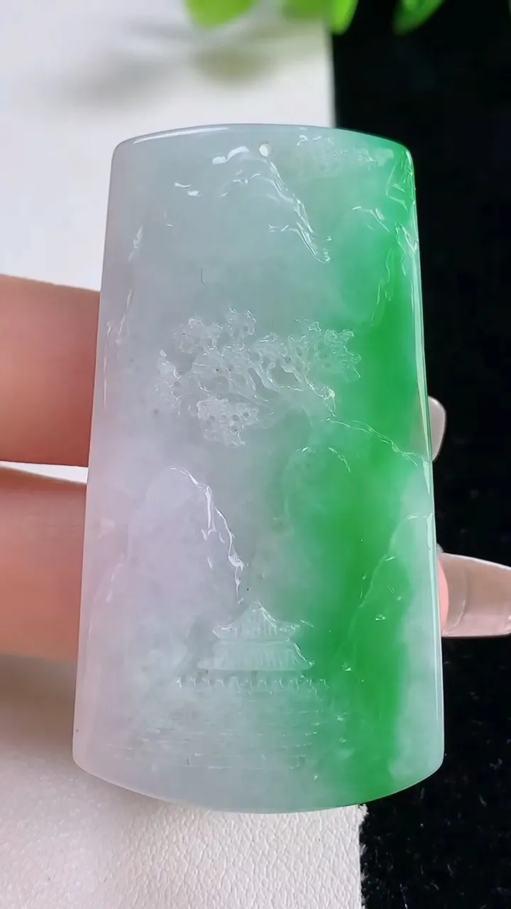 天然A货翡翠山水牌吊坠，尺寸56-29.3-7.4，重量:27.30g
12月25日