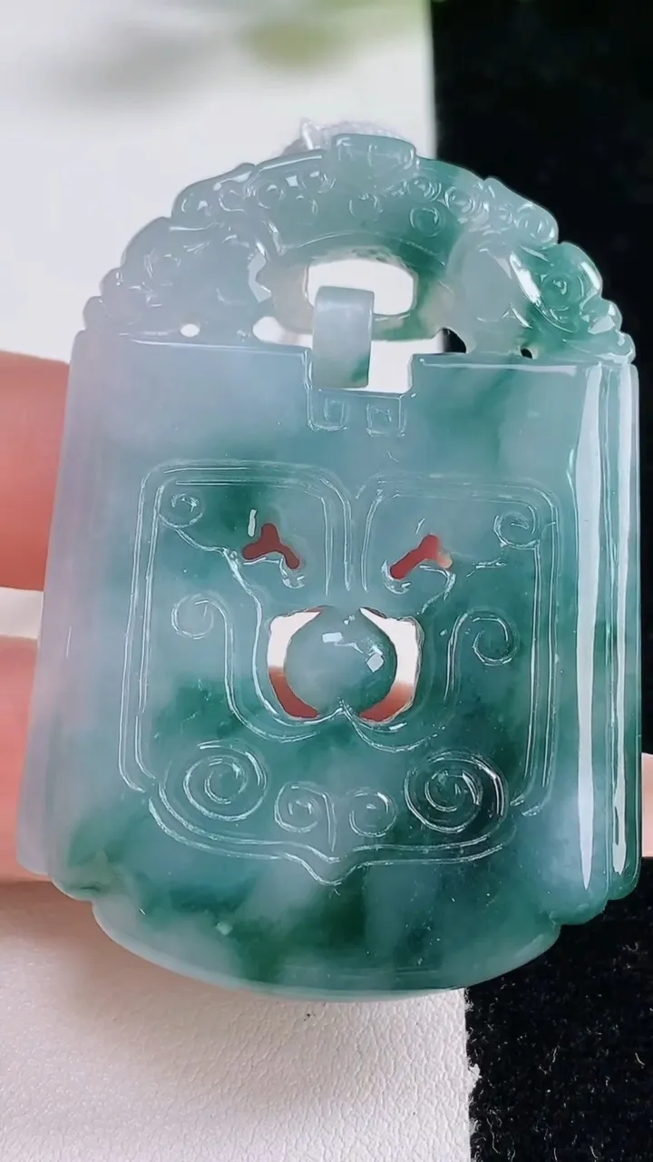 天然A货翡翠飘花仿古无事牌吊坠，尺寸55.5-39.8-6，重量:30.93g
12月25日