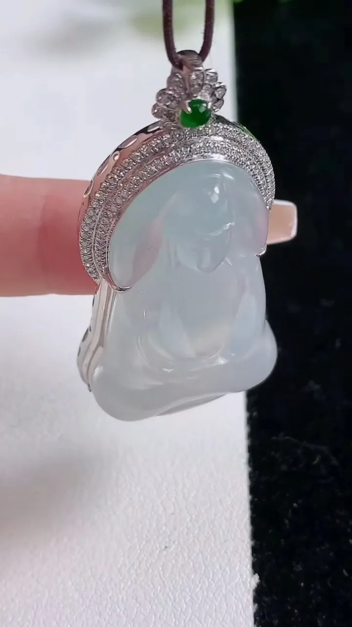 天然A货翡翠种白冰大势至菩萨吊坠，尺寸50-23.6-10，裸石38-22.6重量:12.18g
12月25日