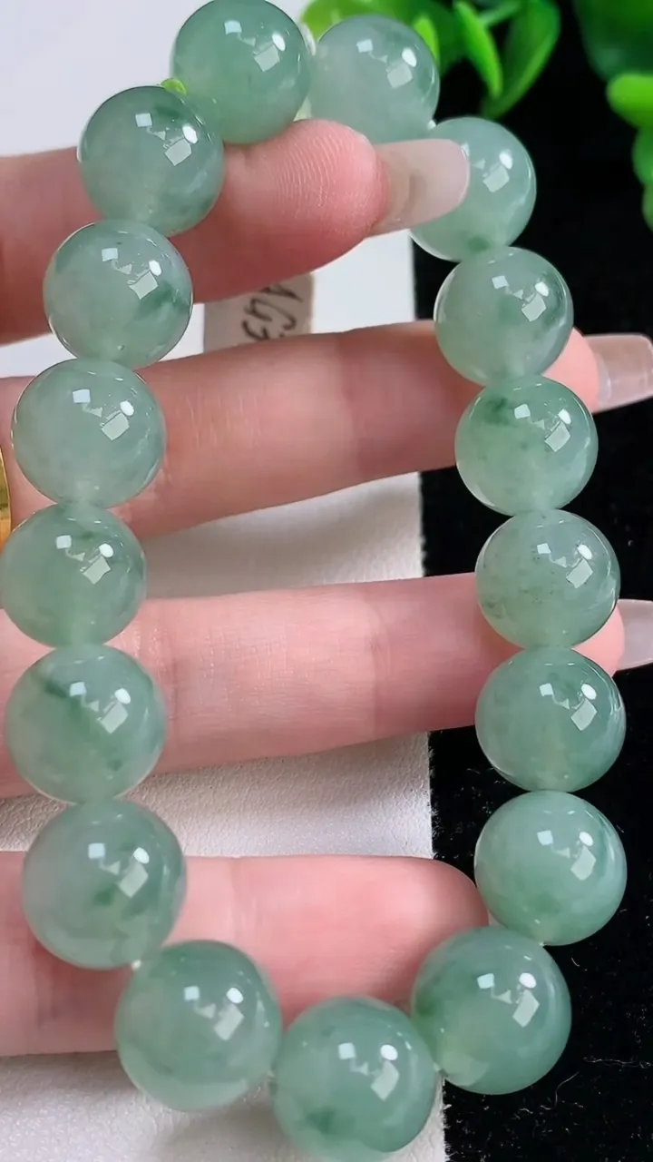 天然A货翡翠种飘花圆珠手串，尺寸12-17颗，重量:53.51g12月25日
工厂直销收藏佳品,种好水足，色泽均匀，有种有色，上手高大气！