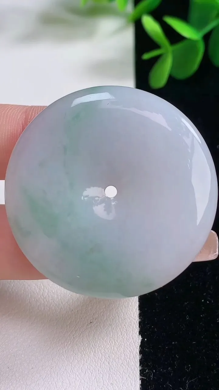 天然A货翡翠春带彩紫罗兰平安扣吊坠，尺寸41.5-6，重量:23.03g
12月25日