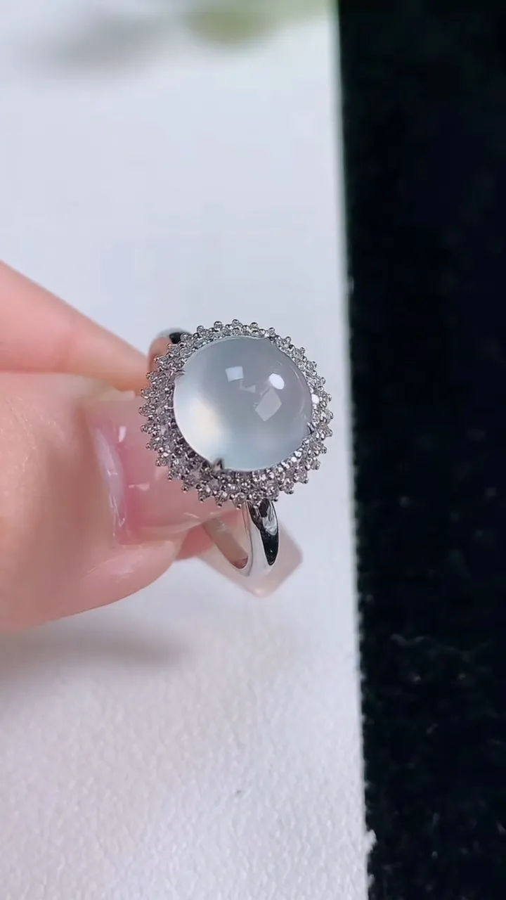 天然A货翡翠种白冰蛋面戒指，尺寸17.3-9-10.2，重量:2.46g2025年12月25日
工厂