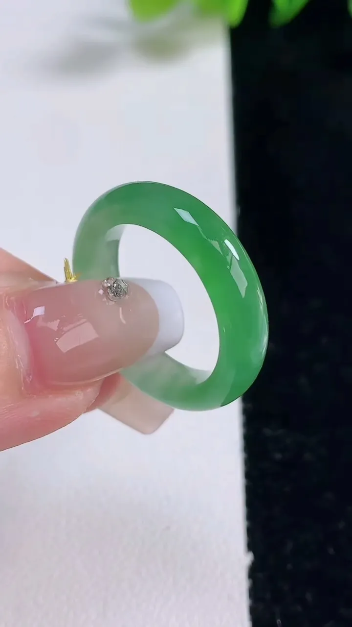 天然A货翡翠指环戒指，尺寸18-5.2-3.7，重量:4.18g2025年12月25日
工厂直销收藏