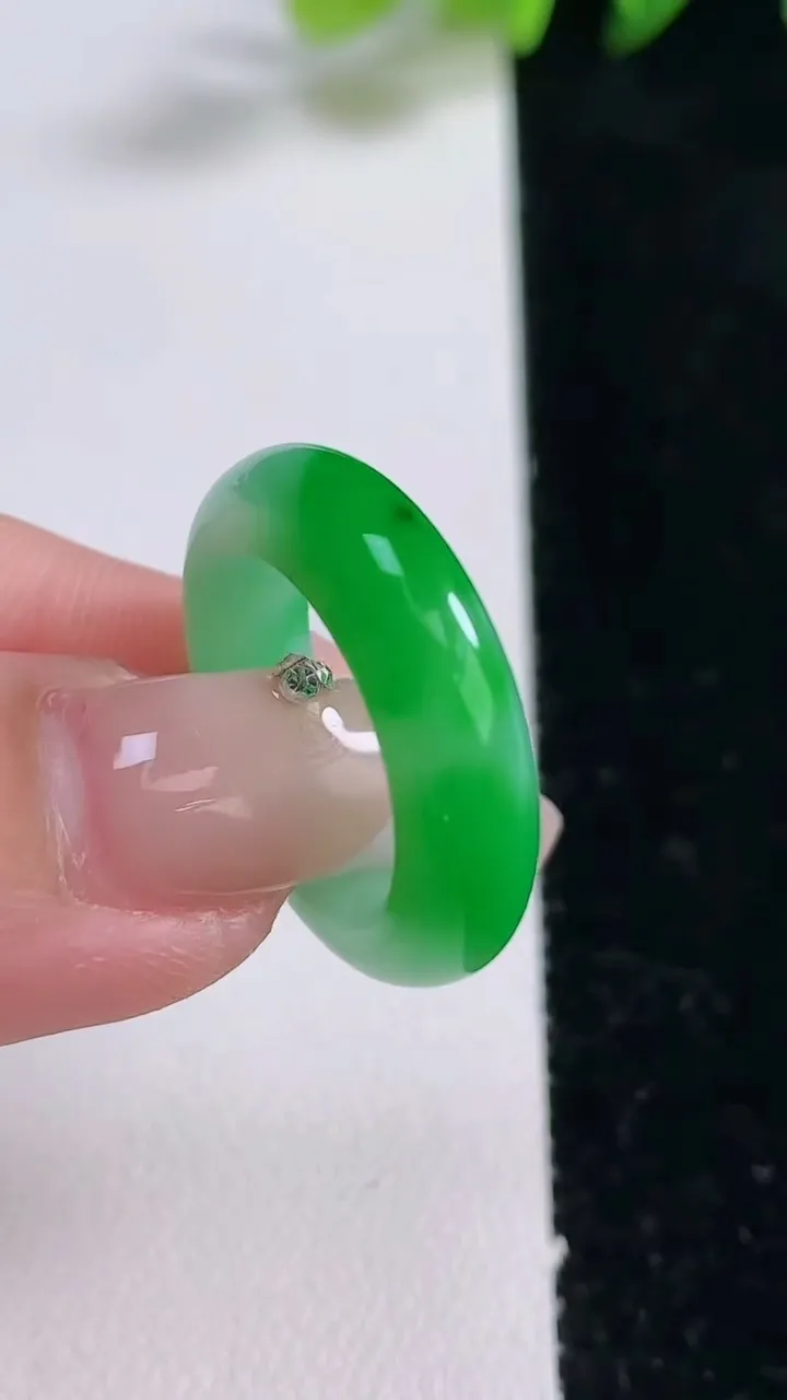 天然A货翡翠指环戒指，尺寸16.6-5.6-4，重量:4.69g2025年12月25日
工厂直销收藏佳品,种好水足，色泽均匀，有种有色，上手高大气！