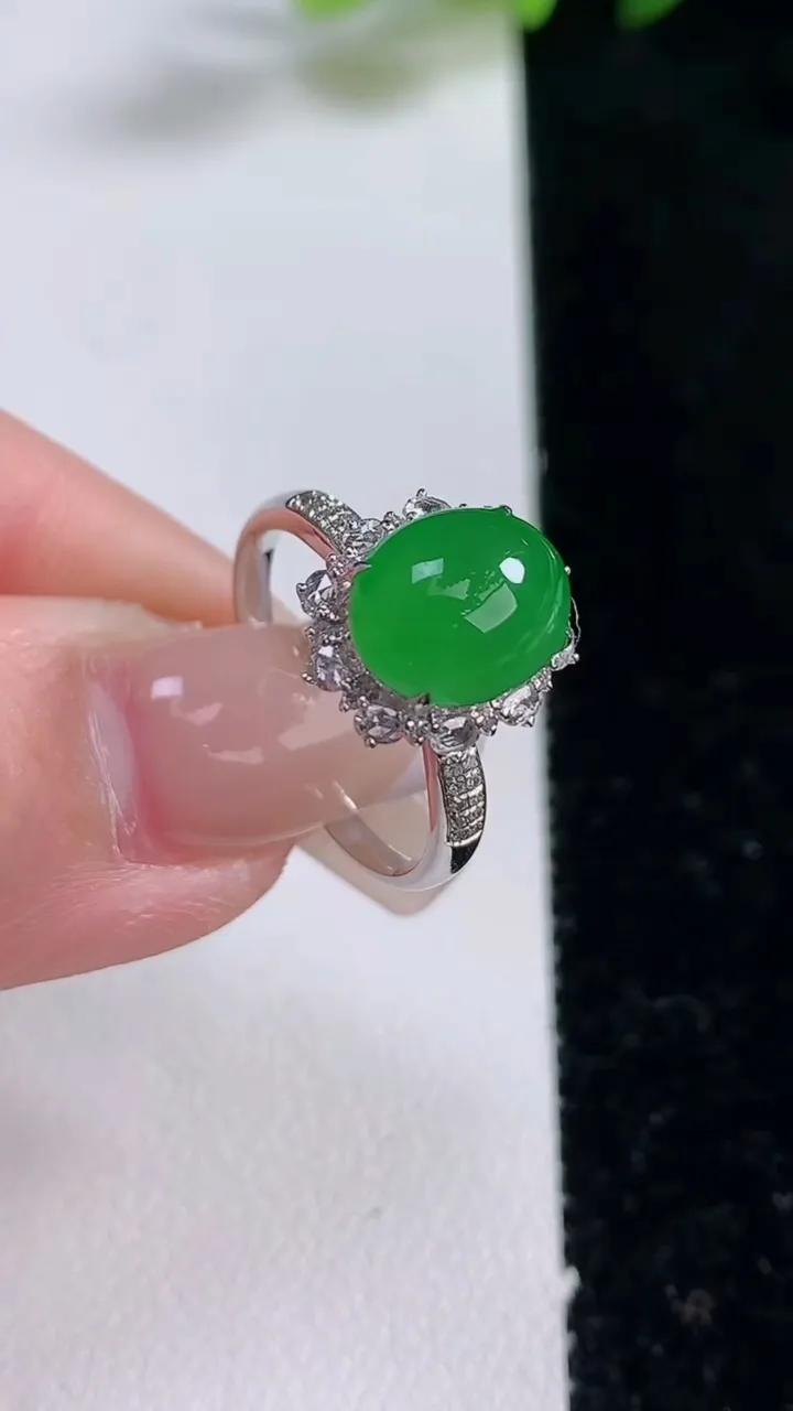 天然A货翡翠蛋面戒指，尺寸17.4-9.7-7.9-9.7，重量:2.89g2025年12月25日
