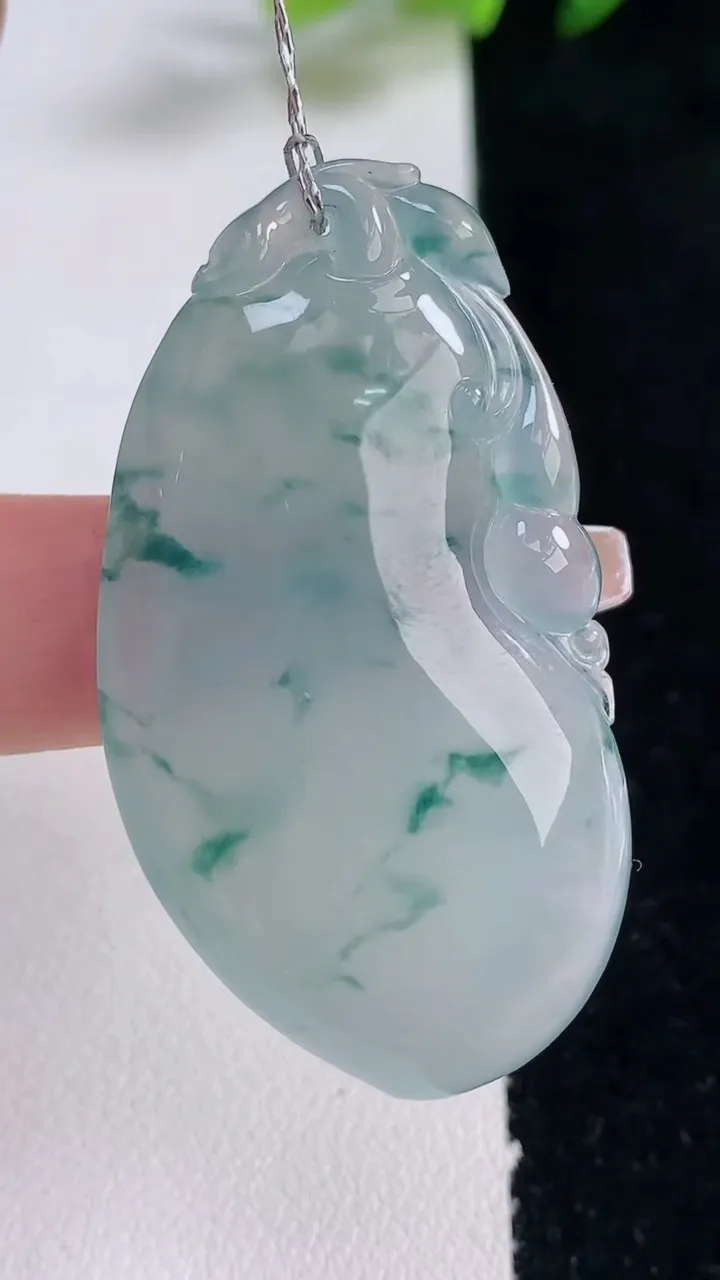 天然A货翡翠种飘花福瓜吊坠，尺寸47.2-25.8-6.3，重量:15.64g
12月25日