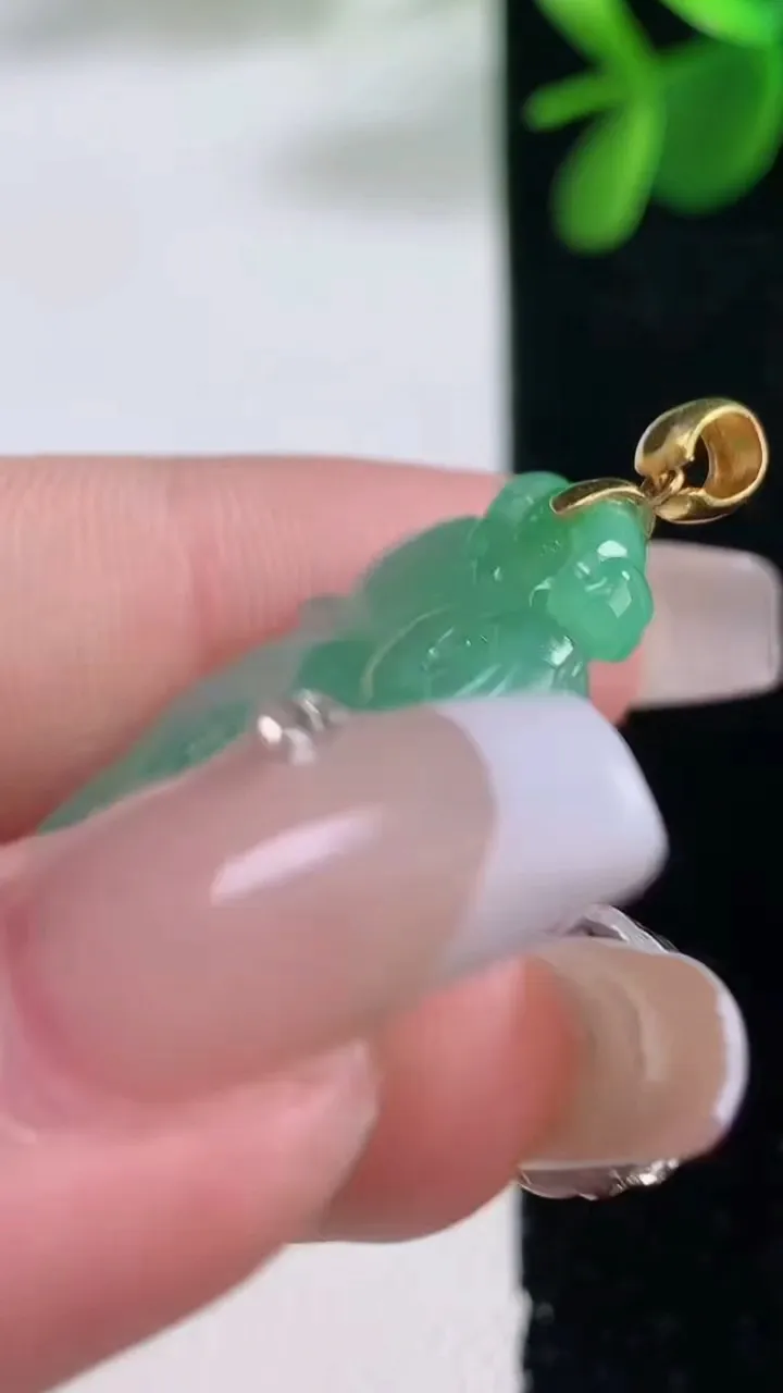 天然A货翡翠如意吊坠，尺寸31-18.2-4，重量:4.98g
12月25日