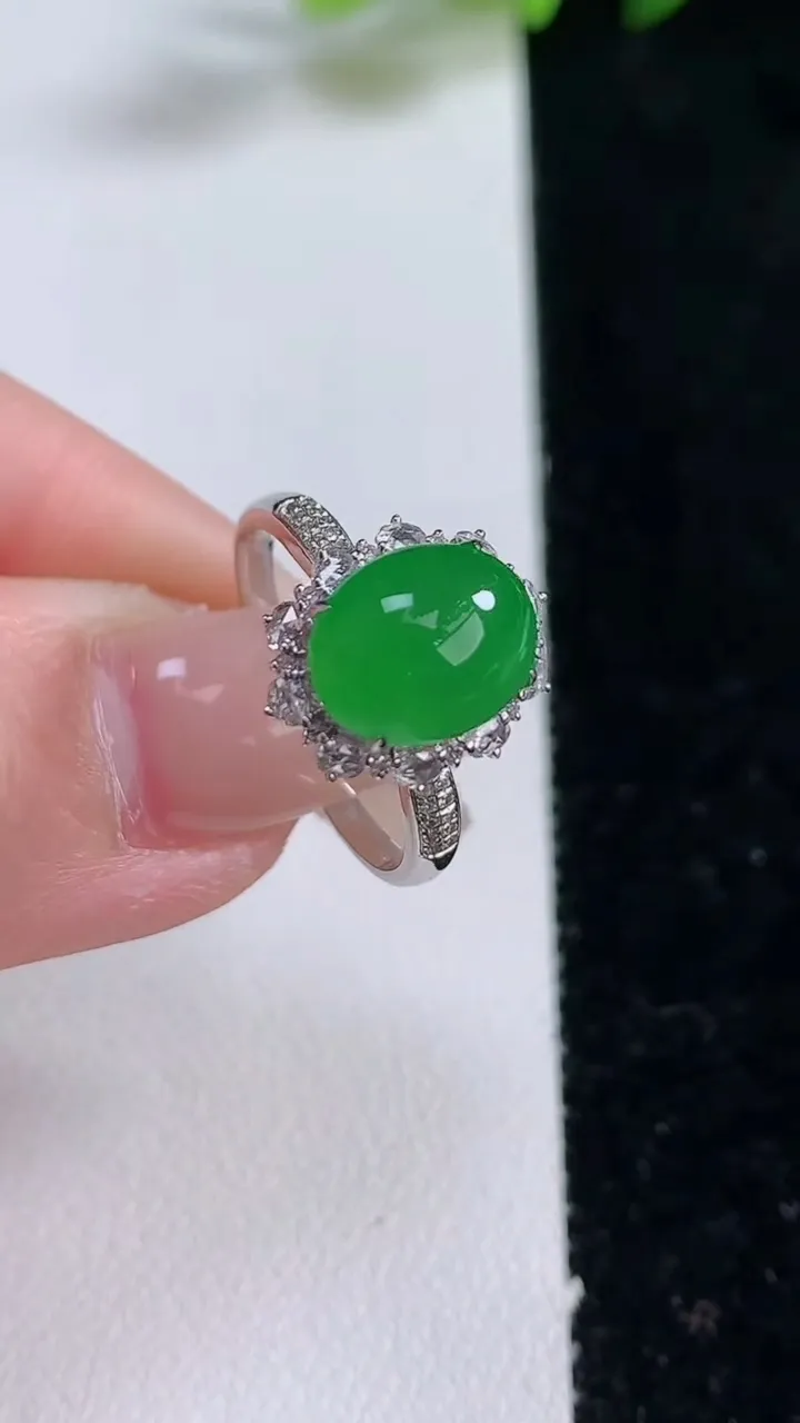 天然A货翡翠蛋面戒指，尺寸17.4-9.7-7.9-9.7，重量:2.89g2025年12月25日
