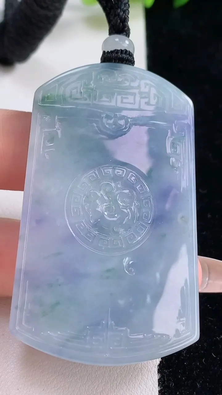 天然A货翡翠紫罗兰仿古无事牌吊坠，尺寸58.5-35.3-6.5，重量:42.58g
12月25日