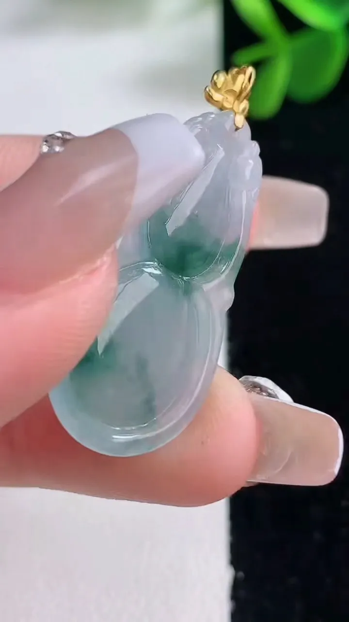 天然A货翡翠18K金飘花葫芦吊坠，尺寸31-16.5-5.9，重量:4.46g
12月25日