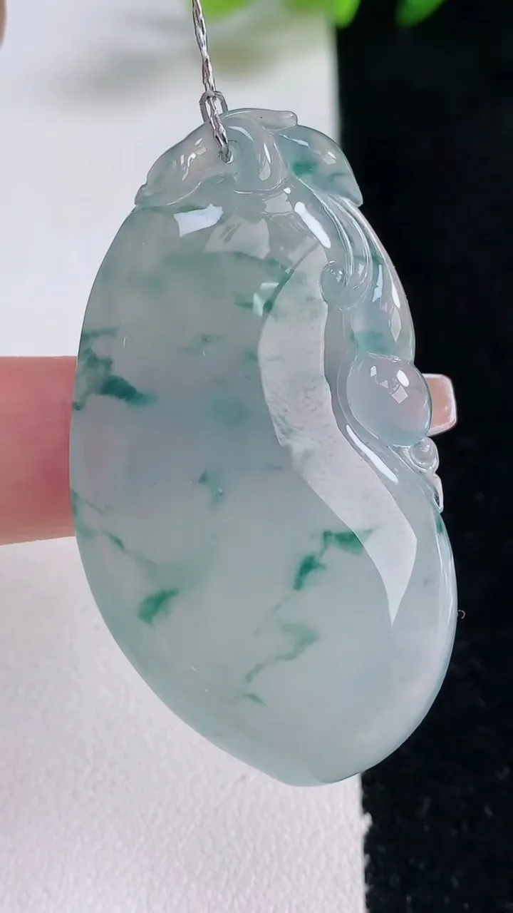 天然A货翡翠种飘花福瓜吊坠，尺寸47.2-25.8-6.3，重量:15.64g
12月25日