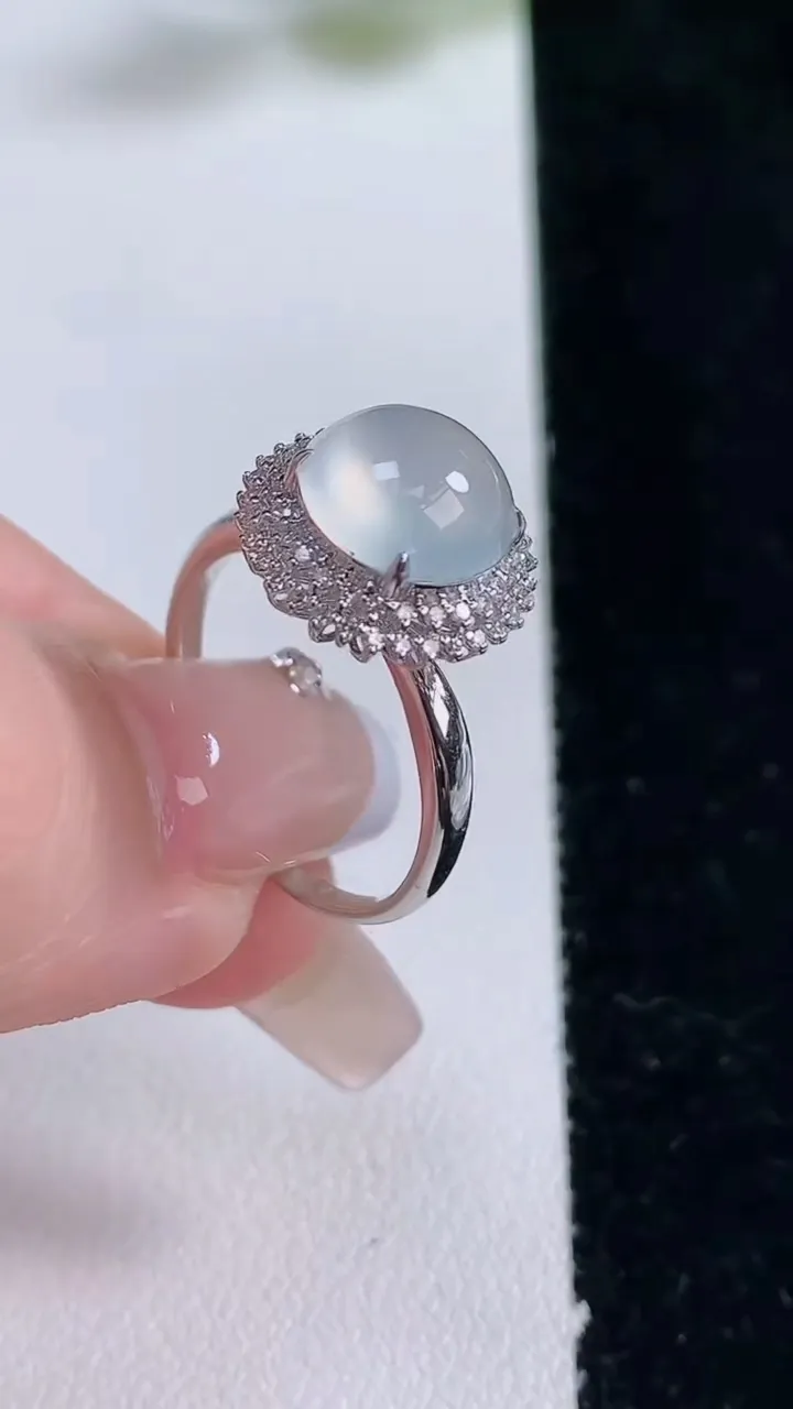 天然A货翡翠种白冰蛋面戒指，尺寸17.3-9-10.2，重量:2.46g2025年12月25日
工厂直销收藏佳品,种好水足，色泽均匀，有种有色，上手高大气！