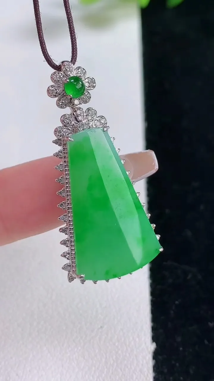 天然A货翡翠无事牌吊坠，尺寸37.2-17.8-7.8，裸石24-15重量:4.28g
12月25日