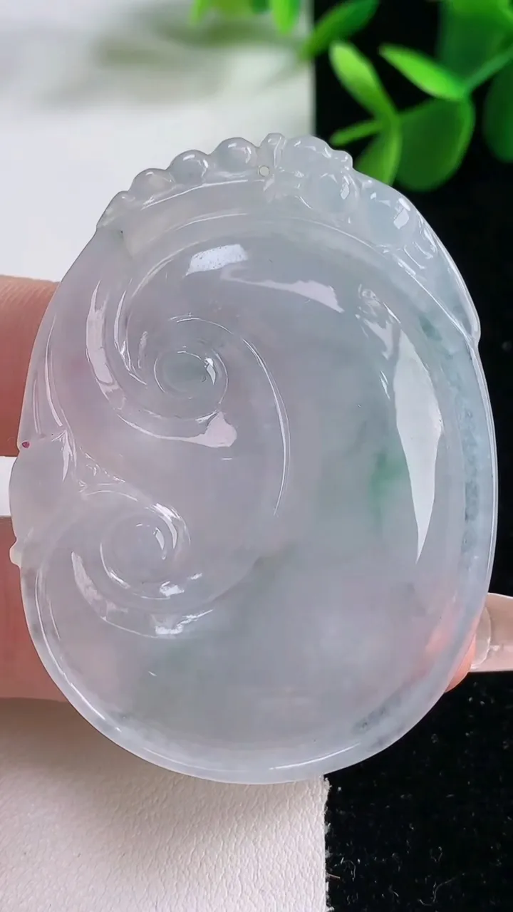 天然A货翡翠飘花如意吊坠，尺寸54-40.6-5.8，重量:22.85g
12月25日