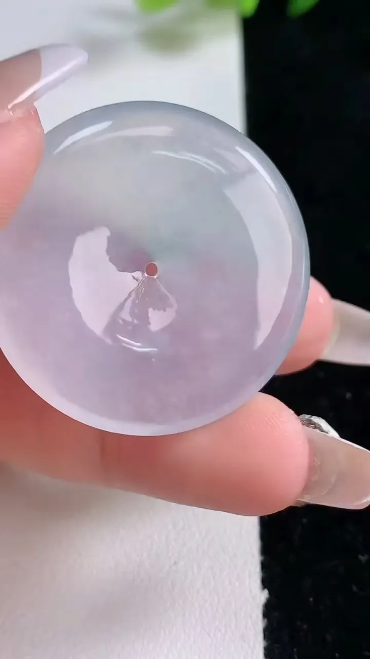 天然A货翡翠种白冰平安扣吊坠，尺寸35.7-5.8，重量:15.96g
12月25日