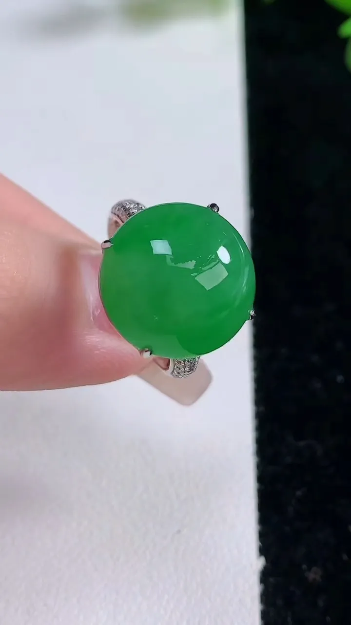 天然A货翡翠蛋面戒指，尺寸17.4-15.3-12，重量:7.05g2025年12月25日
工厂直销收藏佳品,种好水足，色泽均匀，有种有色，上手高大气！
