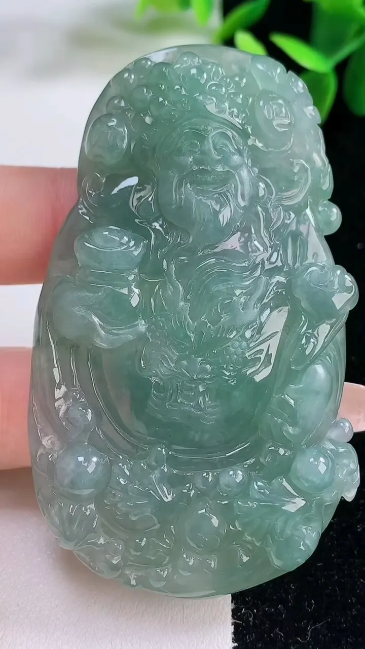 天然A货翡翠财神爷吊坠，尺寸70.3-40.2-8.2，重量:44.50g
12月25日