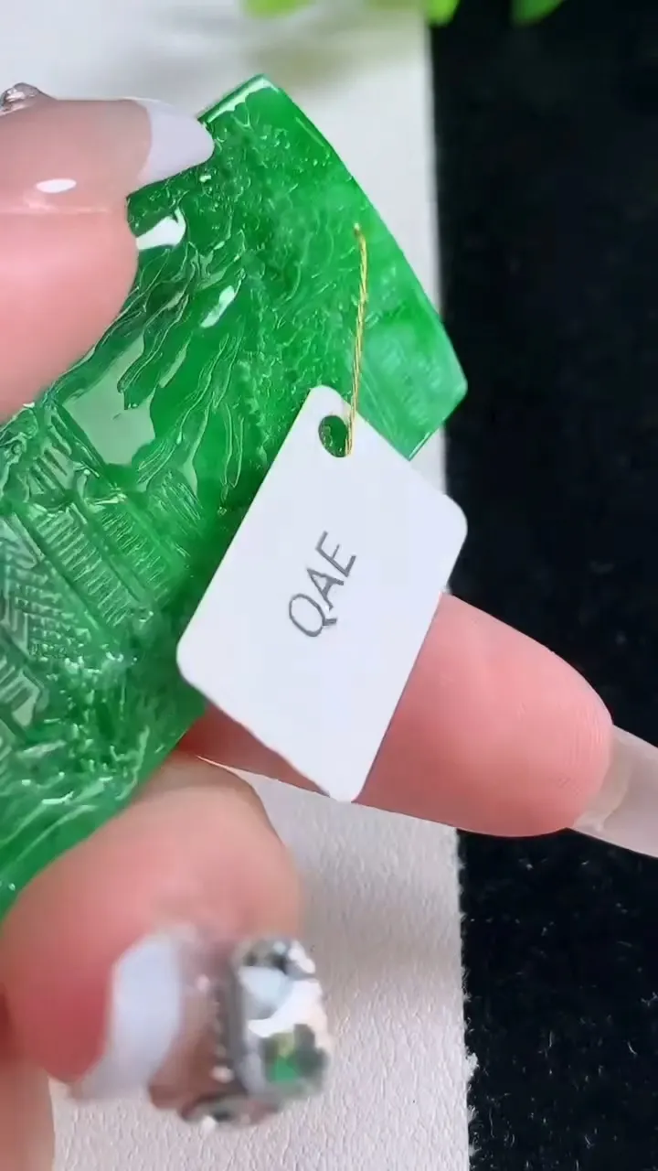 天然A货翡翠山水牌吊坠，尺寸56.8-28.6-5，重量:19.85g
12月25日