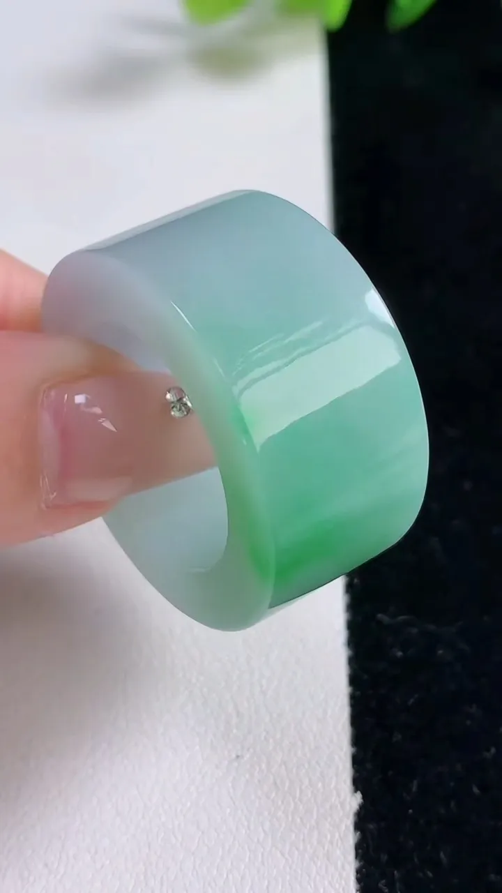天然A货翡翠方形指环扳指，尺寸22.2-16-6，重量:29.36g2025年12月25日
工厂直销收藏佳品,种好水足，色泽均匀，有种有色，上手高大气！