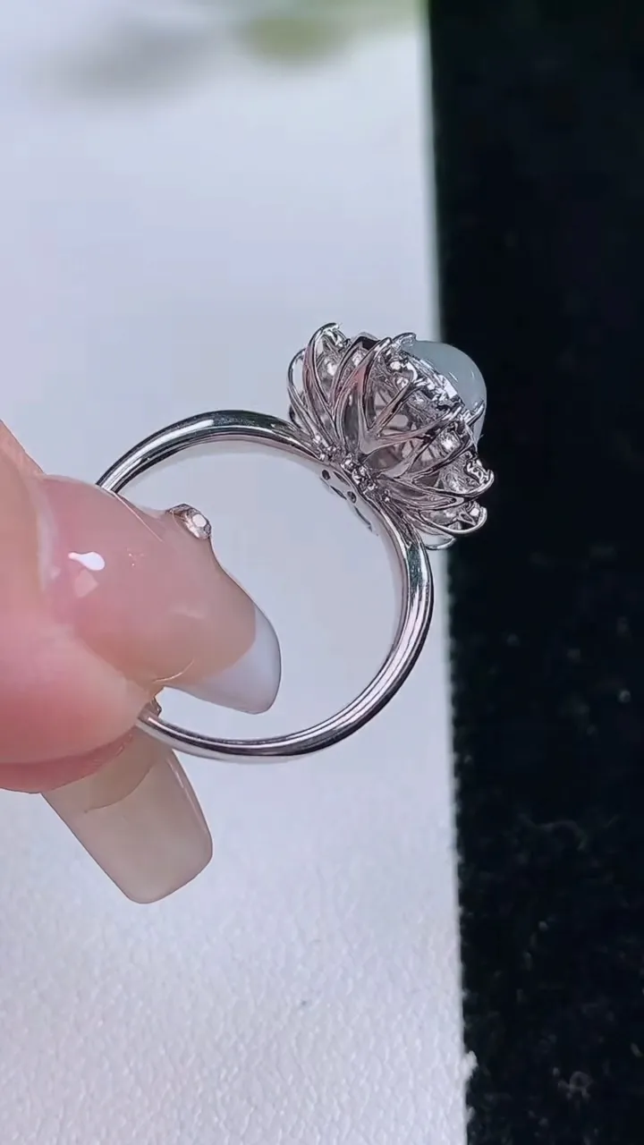 天然A货翡翠种白冰蛋面戒指，尺寸17.4-11-7.5-10.5，重量:3.72g2025年12月25日
工厂直销收藏佳品,种好水足，色泽均匀，有种有色，上手高大气！