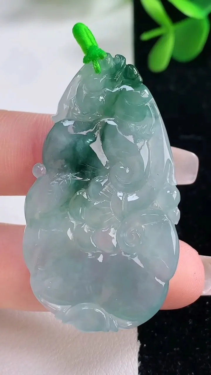 天然A货翡翠飘花如意吊坠，尺寸47-27-4.2，重量:11.19g
12月25日