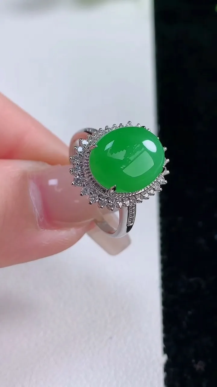 天然A货翡翠蛋面戒指，尺寸17.3-12-9.5-9，重量:3.86g2025年12月25日
工厂直销收藏佳品,种好水足，色泽均匀，有种有色，上手高大气！