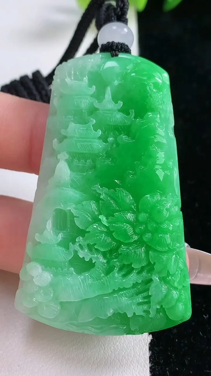 天然A货翡翠山水牌吊坠，尺寸57-35-7.3，重量:35.55g
12月25日