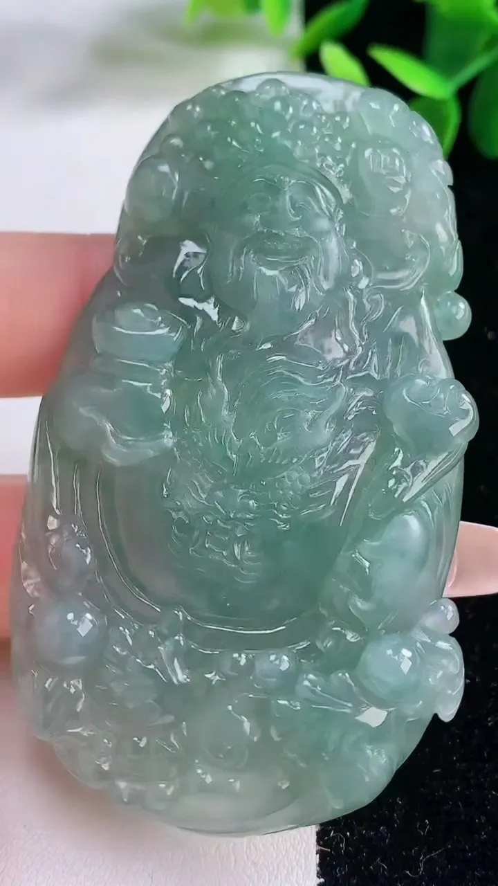 天然A货翡翠财神爷吊坠，尺寸70.3-40.2-8.2，重量:44.50g
12月25日