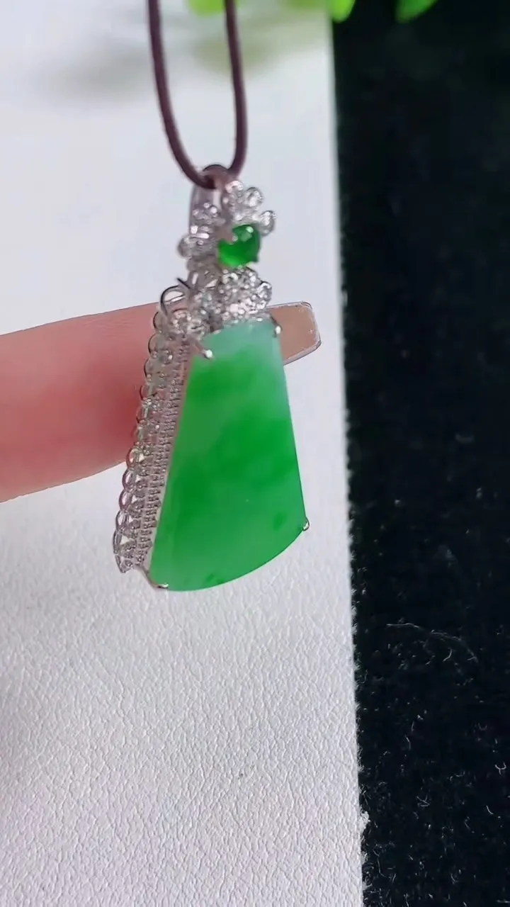 天然A货翡翠无事牌吊坠，尺寸37.2-17.8-7.8，裸石24-15重量:4.28g
12月25日
