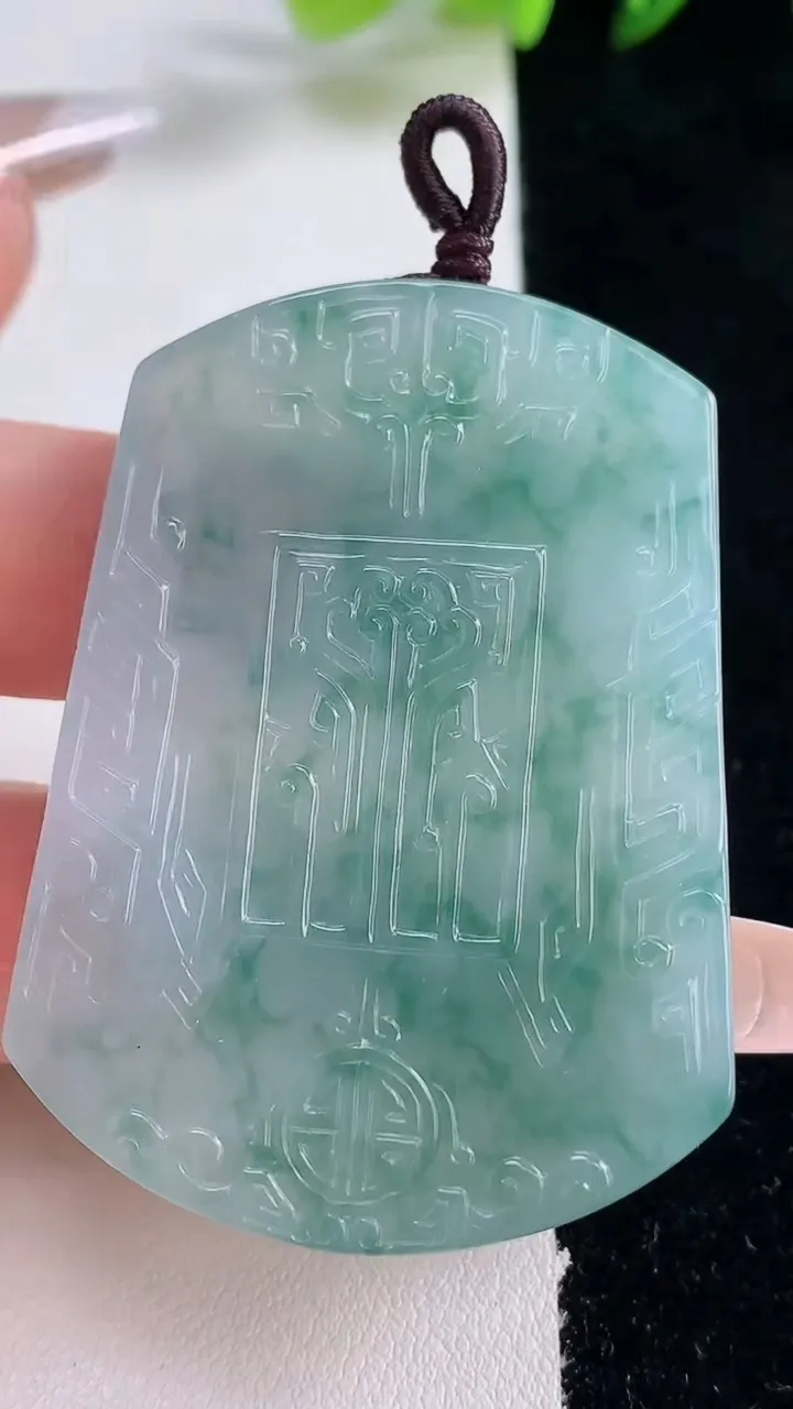 天然A货翡翠种飘花仿古无事牌吊坠，尺寸52-37.8-5.4，重量:28.34g
12月25日