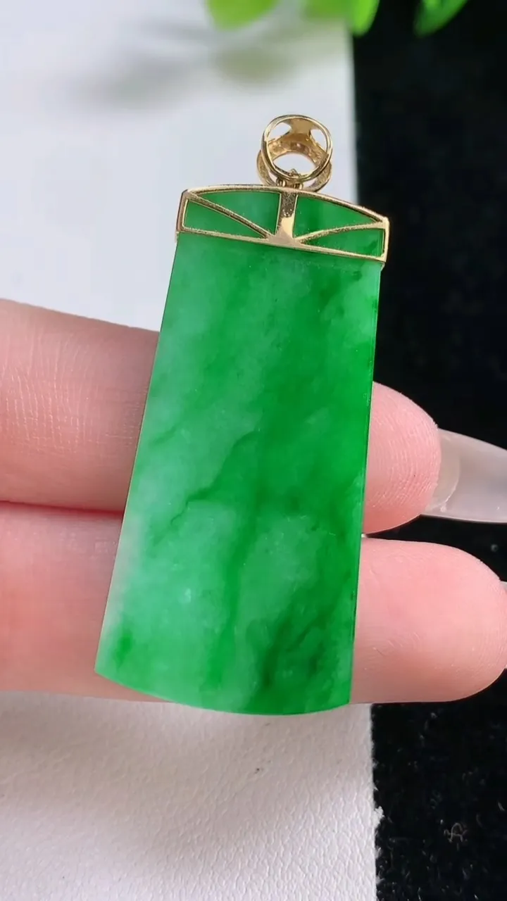 天然A货翡翠无事牌吊坠，尺寸41.5-20-3.2，重量:9.18g
12月25日