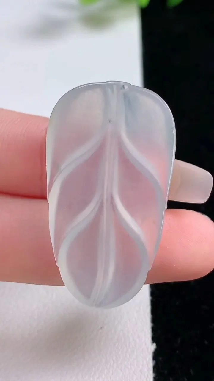 天然A货翡翠金枝玉叶 叶子镶嵌件，尺寸38.4-21.3-4.2，重量:7.51g
12月25日