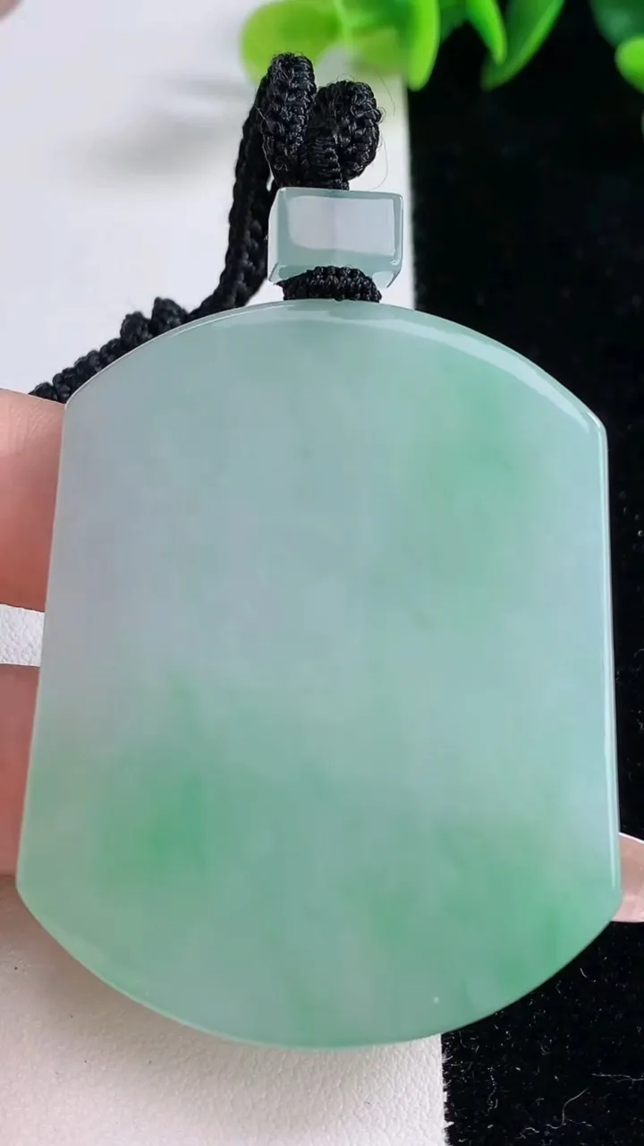 天然A货翡翠无事牌吊坠，尺寸54.7-42.7-5.9，重量:45.37g
12月25日