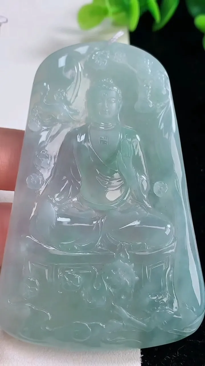 天然A货翡翠阿弥陀佛吊坠，尺寸76.4-49.5-5.8，重量:47.78g
12月25日