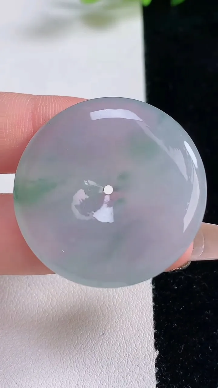 天然A货翡翠冰种飘花平安扣吊坠，尺寸34.3-5.6，重量:14.44g
12月25日