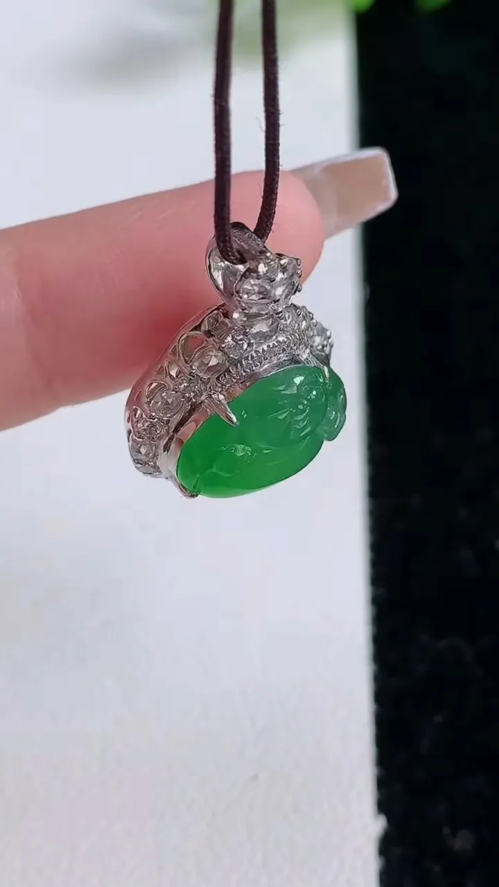 天然A货翡翠佛公吊坠，尺寸21.7-17-10.3，裸石9.6-13.8重量:4.15g
12月25日