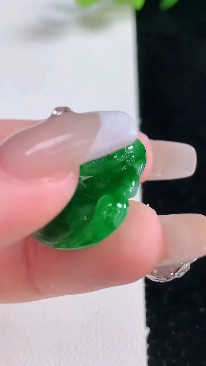 天然A货翡翠佛公吊坠，尺寸24-27.6-4，重量:5.22g
12月25日