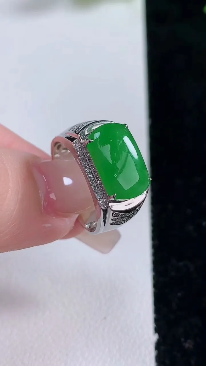 天然A货翡翠马鞍戒指，尺寸17.4-12.5-7.6-6，重量:4.55g2025年12月25日
工厂直销收藏佳品,种好水足，色泽均匀，有种有色，上手高大气！