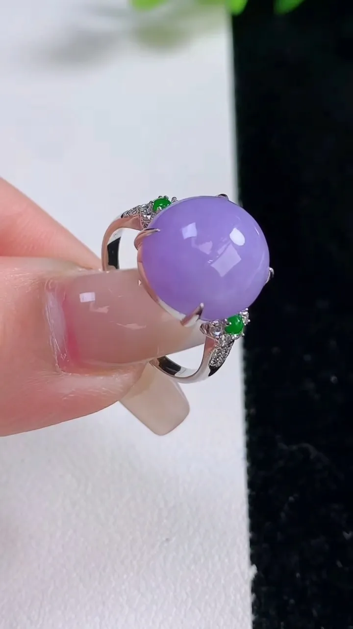 天然A货翡翠18K金紫罗兰蛋面戒指，尺寸17.6-13-12.2-8.3，重量:4.20g2025年12月25日
工厂直销收藏佳品,种好水足，色泽均匀，有种有色，上手高大气！
