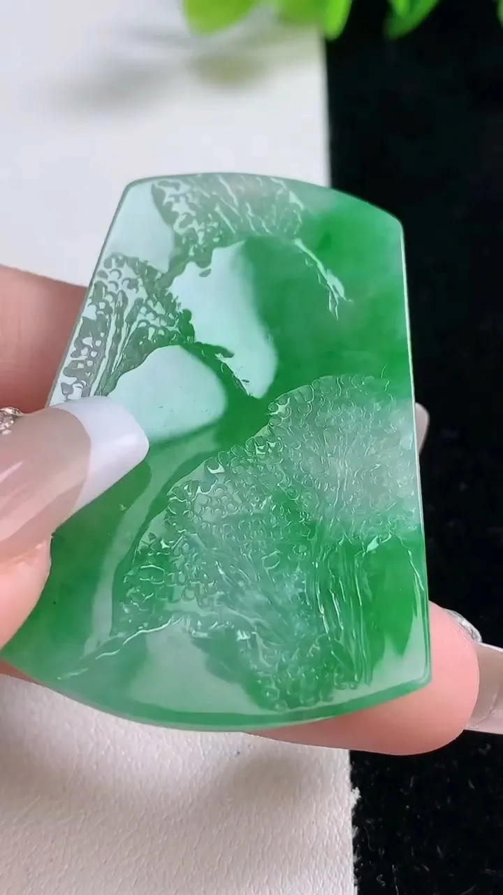 天然A货翡翠山水牌吊坠，尺寸50.2-35.5-5.6，重量:22.79g
12月25日