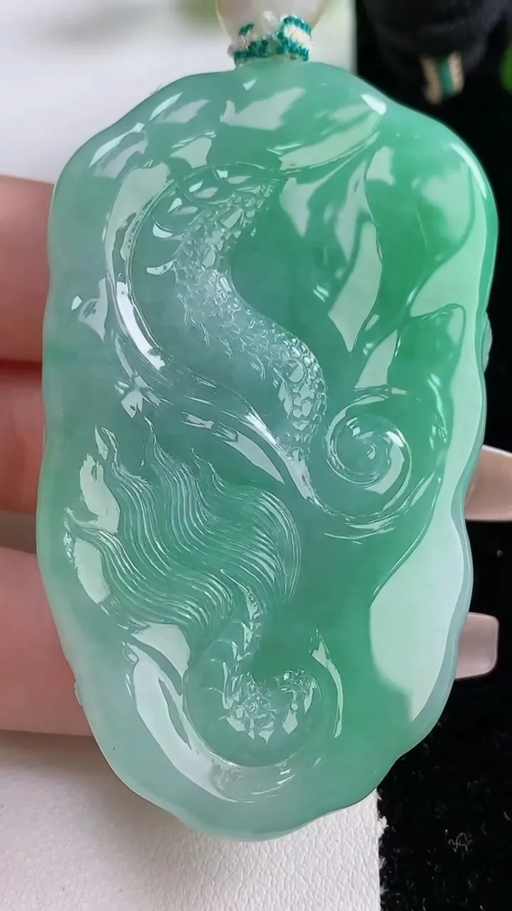 天然A货翡翠龙牌吊坠，尺寸64-38.3-14.4，重量:66.66g
12月25日
