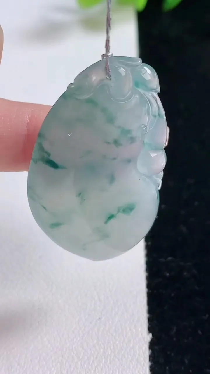 天然A货翡翠种飘花福瓜吊坠，尺寸47.2-25.8-6.3，重量:15.64g
12月25日