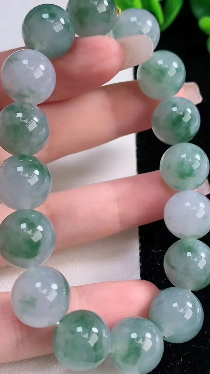 天然A货翡翠种飘花圆珠手串，尺寸12.7-16颗，重量:56.14g12月25日
工厂直销收藏佳品,
