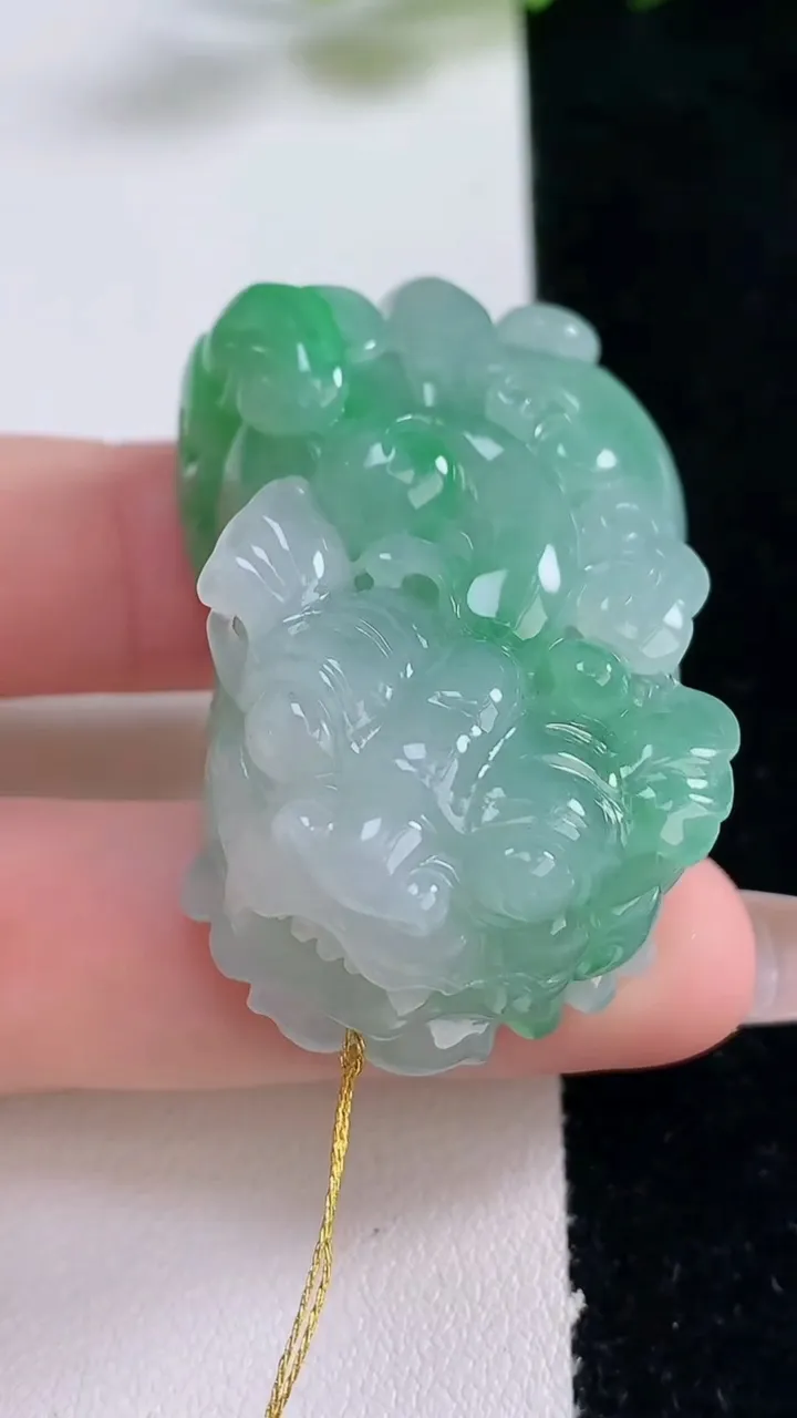 天然A货翡翠貔貅吊坠，尺寸43.7-26-19.4，重量:50.18g
12月25日